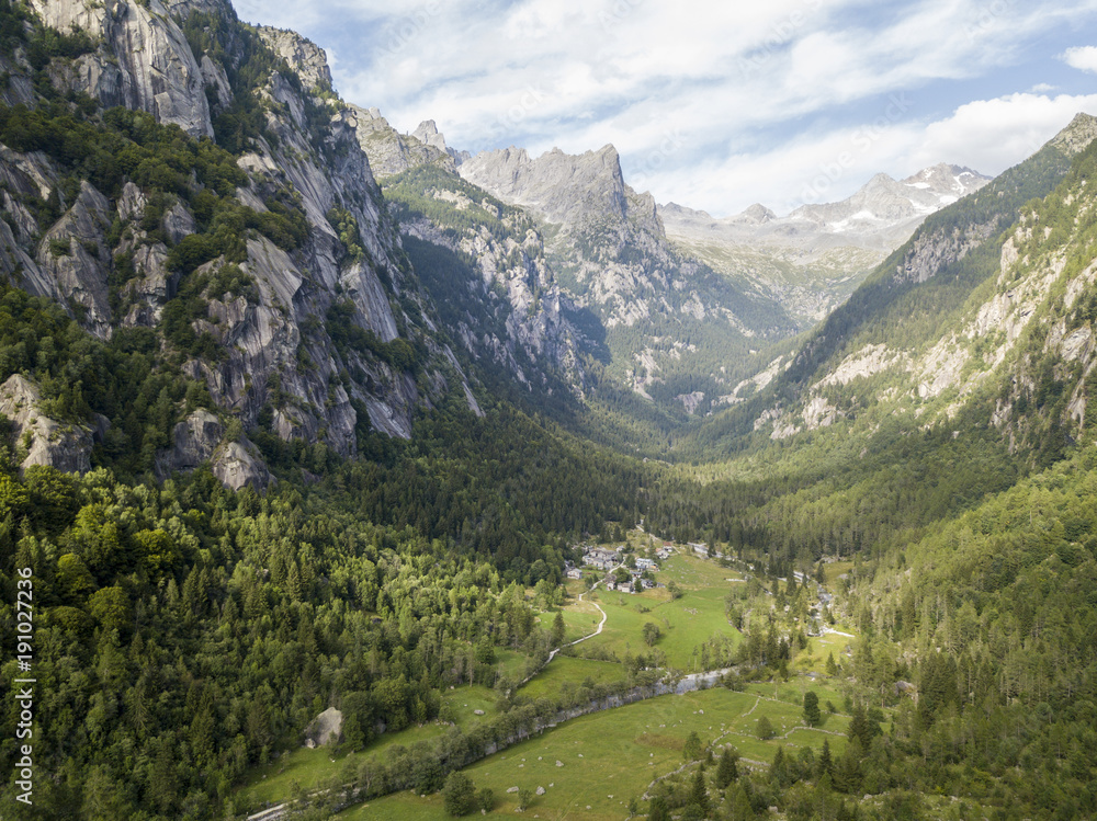 Vista aerea della Val di Mello, una valle verde circondata da montagne di granito e boschi, ribattezzata la Yosemite Valley italiana dagli amanti della natura. Val Masino, Valtellina, Sondrio. Italia