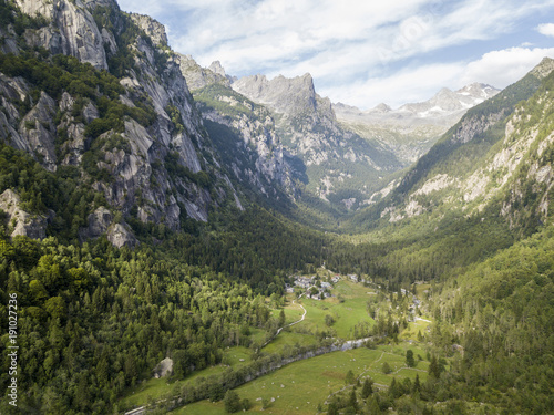 Vista aerea della Val di Mello, una valle verde circondata da montagne di granito e boschi, ribattezzata la Yosemite Valley italiana dagli amanti della natura. Val Masino, Valtellina, Sondrio. Italia
