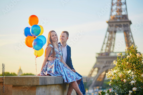 Couple with colorful balloons near the Eiffel tower