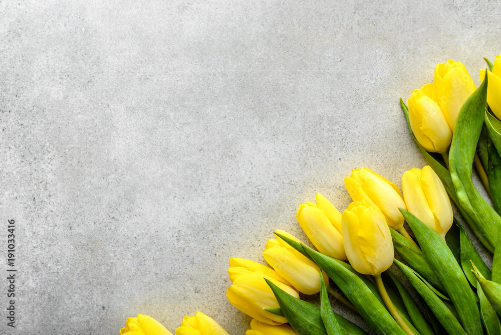 Fototapeta Żółte tulipany, tło Wielkanoc wiosna na dzień kobiet lub karta na dzień matki z kwiatami