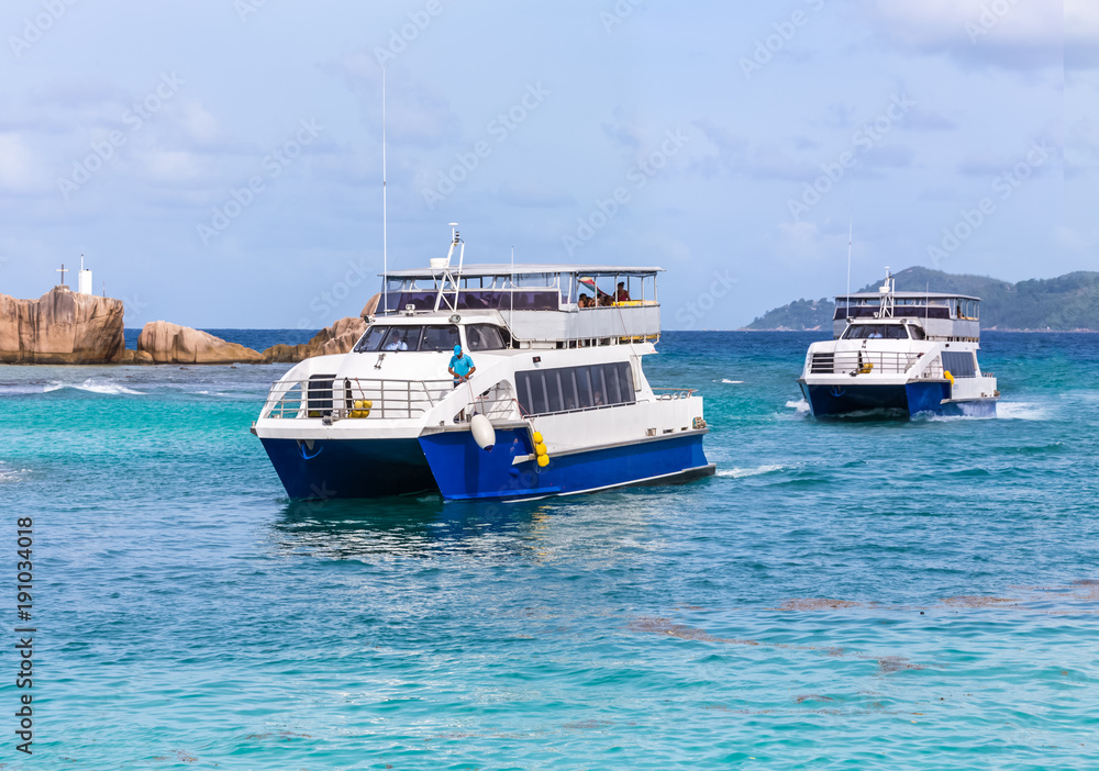 arrivée de ferries à la Digue, Seychelles 