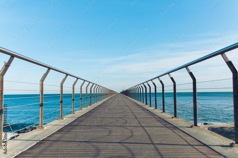 Puente sobre el agua en día soleado Puente sobre el agua en día soleado
