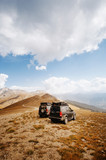 Offroad SUVs stehen in den Bergen, Alpen