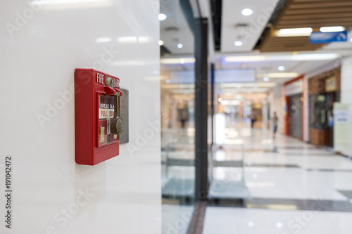 Fotografia Fire alarm on the wall of shopping mall warning and security system