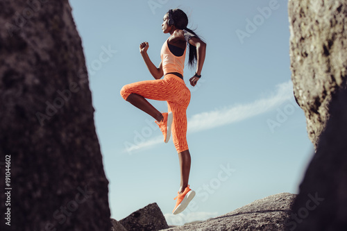 Принти на полотні African female athlete jumping and stretching
