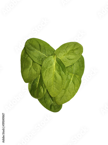 Листья шпината в форме сердца. Шпинат на белом фоне. 