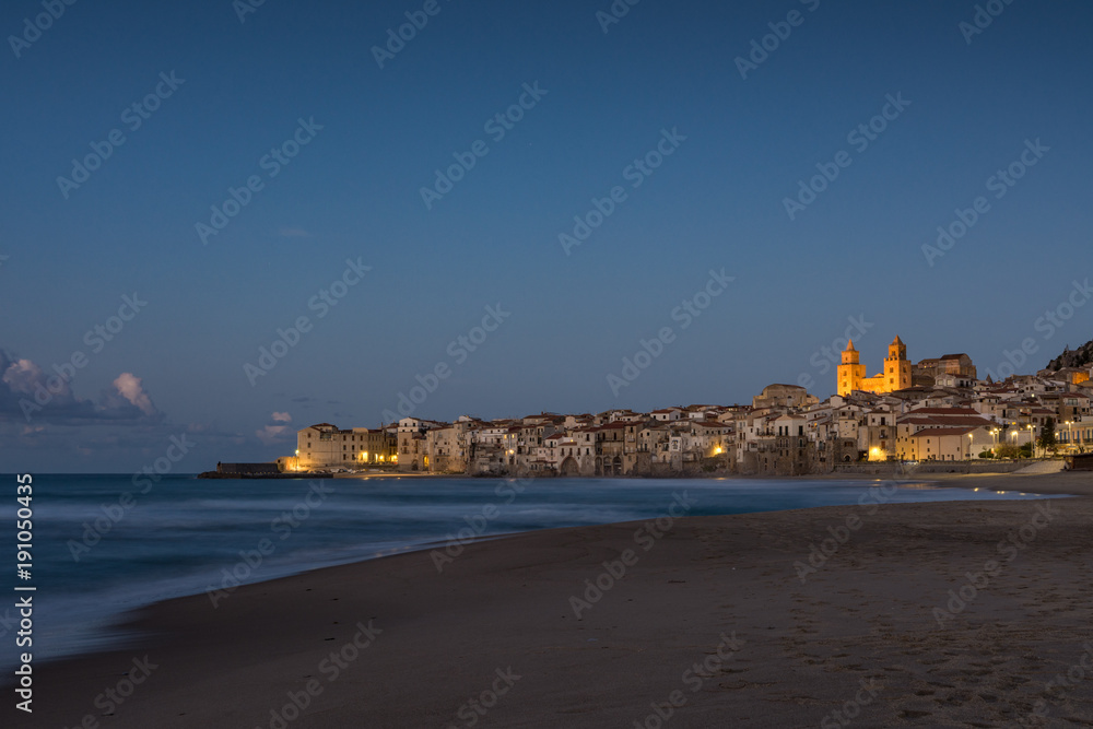  La spiaggia di Cefalù con la cittadina sullo sfondo al crepuscolo, Sicilia	