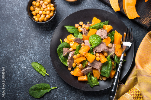 Warm salad with pumpkin, baked beef, spinach and chickpeas.