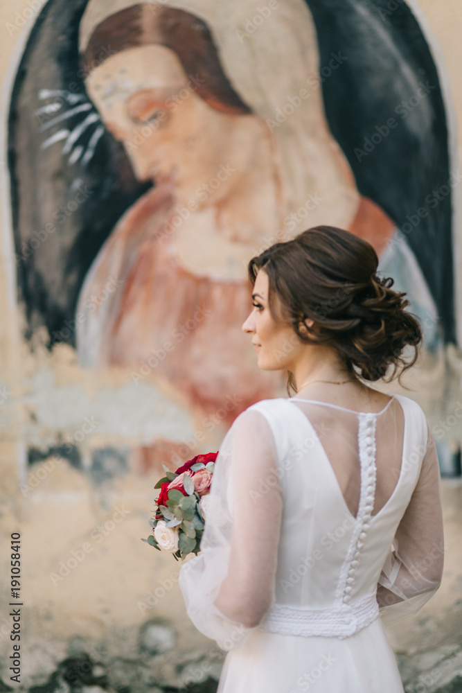 Naklejka premium wedding couple posing in city