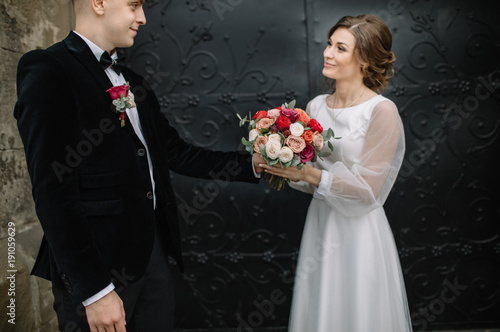 wedding couple posing in city