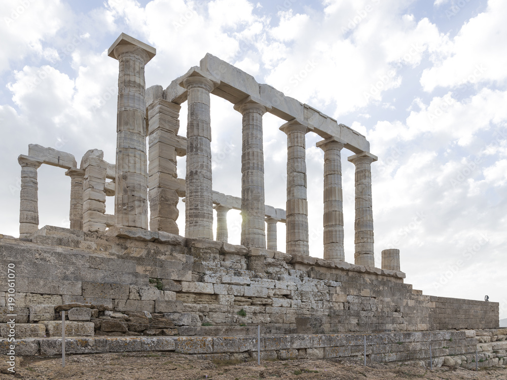 Obraz premium Temple of Poseidon and sunlight