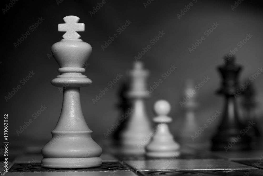 Scacchi fotografati su una scacchiera Scacchi fotografati su una scacchiera