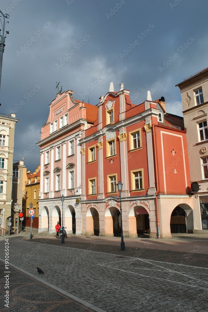 Zabytkowe kamienice w rynku Wałbrzycha