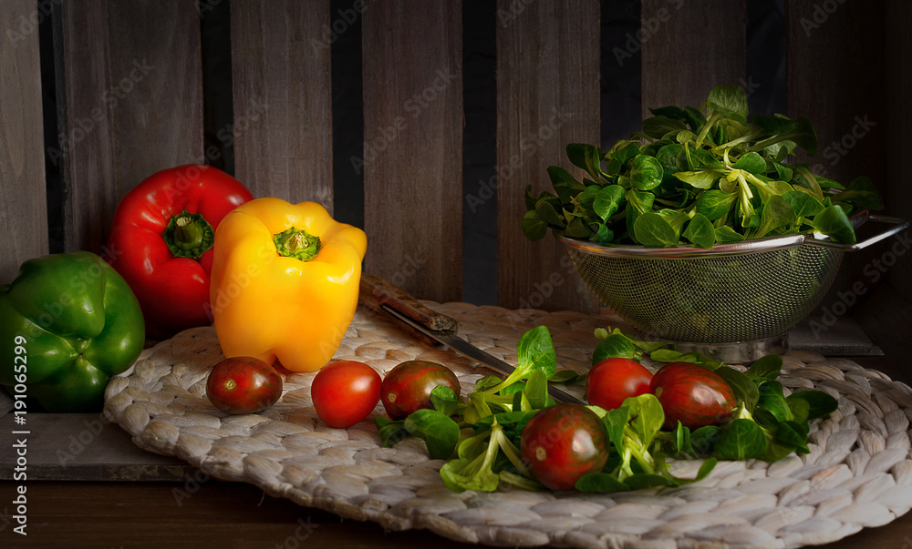 Frischer Feldsalat, Tomaten und Paprikaschoten Frischer Feldsalat, Tomaten und Paprikaschoten