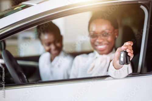 Canvas Print african american woman with her new car showing key