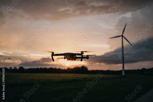 Drohne über Feld bei Sonnenuntergang photo