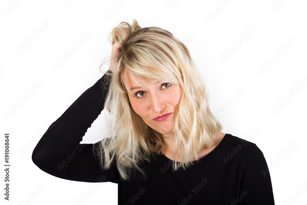 Unsichere blonde junge Frau kratzt sich am Kopf Unsichere blonde junge Frau kratzt sich am Kopf