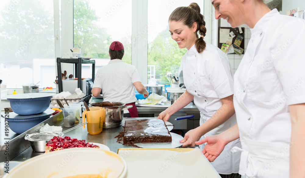 Konditorinnen oder Feinbäcker stellen Kuchen und Torten her Konditorinnen oder Feinbäcker stellen Kuchen und Torten her
