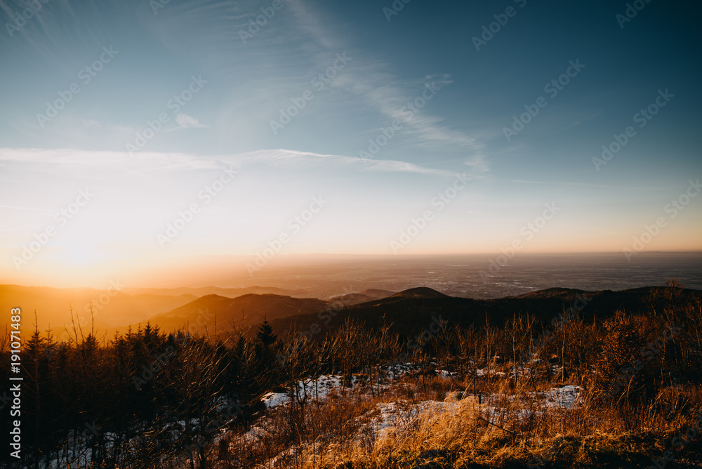 Sonnenuntergang im Schwarzwald mit Schnee
