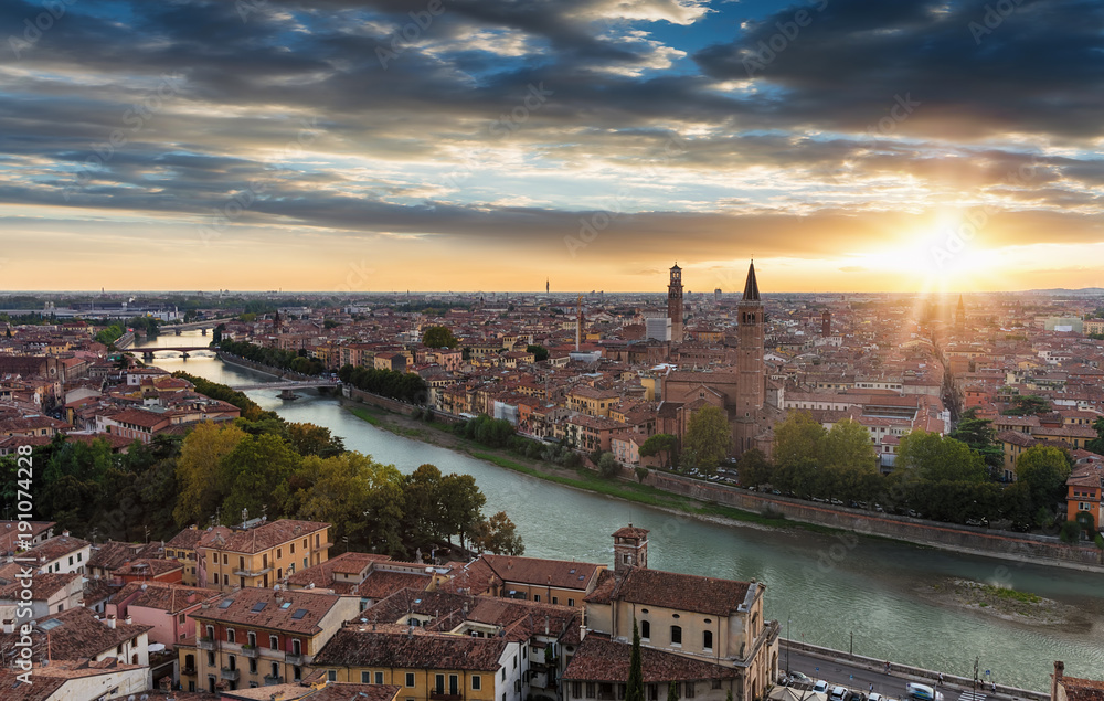 Blick auf die Altstadt von Verona, Italien, bei Sonnenuntergang im Sommer