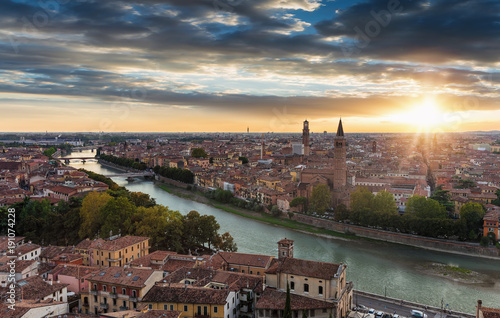 Blick auf die Altstadt von Verona, Italien, bei Sonnenuntergang im Sommer