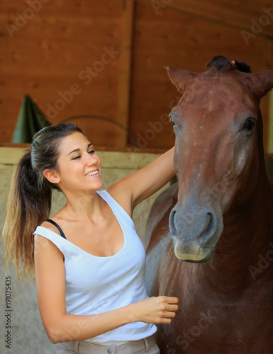 La ragazza con il cavallo photo
