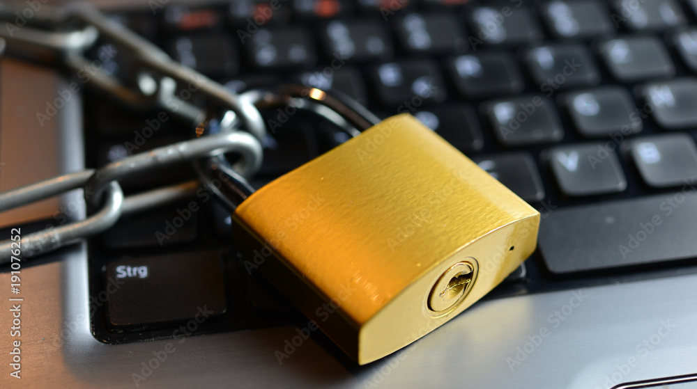 Datenschutz Sicherheit Kette mit Schloß im Internet Datenschutz Sicherheit Kette mit Schloß im Internet