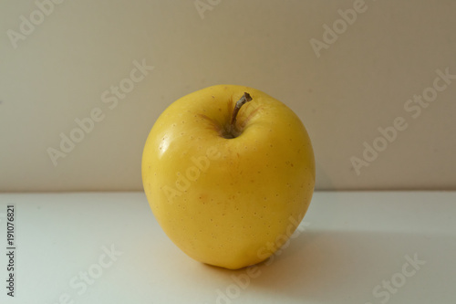 Фотография Ripe elongated bright green with a yellow tinge and brown dots apple grade Semer