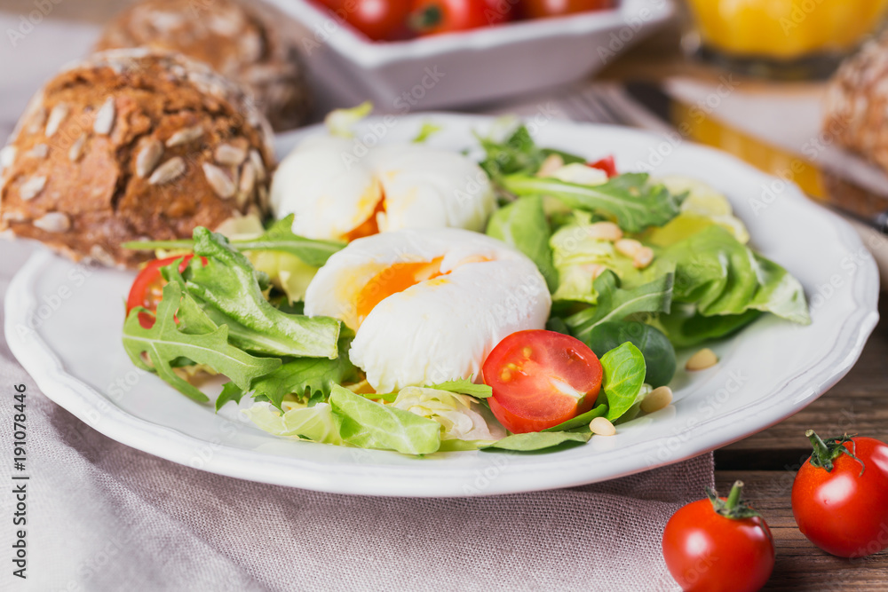 Poached egg with green salad, tomatoes, wholemeal bread and orange juice Poached egg with green salad, tomatoes, wholemeal bread and orange juice