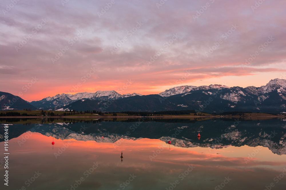 Impresionantes reflejor en atardecer a los Alpes en el lago Forggensee, Bavaria
