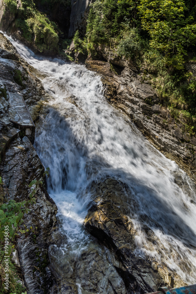 Die Wassermassen der Gasteiner Ache werden zu einem tosenden Wasserfall Die Wassermassen der Gasteiner Ache werden zu einem tosenden Wasserfall