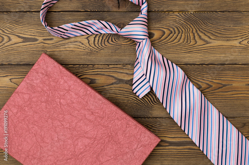 Photos Happy father's day concept with tie and gift on a wooden background