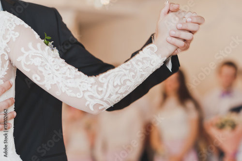 Dance posture support hands in ballroom dance 600.