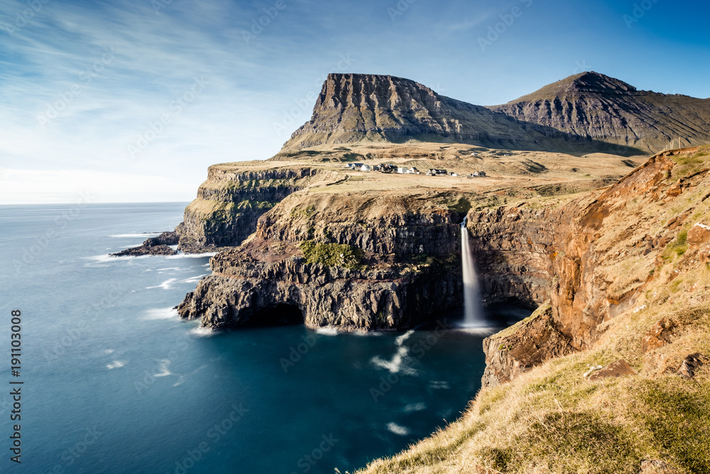 Fototapeta premium Cascade de Gasadalur aux îles Féroé - Faro islands