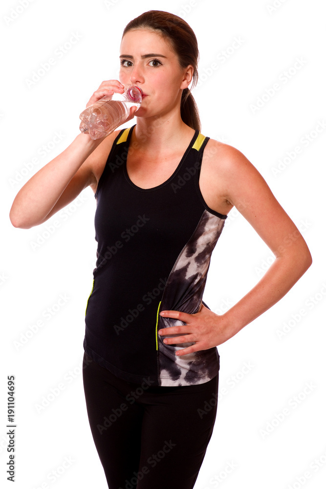 Junge Sportlerin trinkt Wasser Junge Sportlerin trinkt Wasser