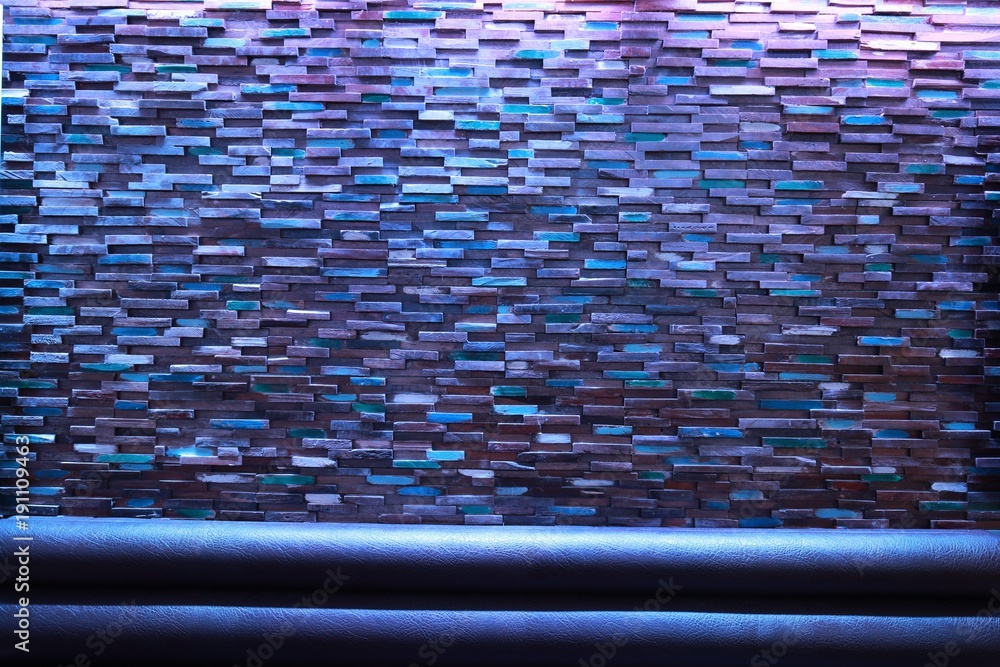 Naklejka premium mur en briques relief sous lumière pourpre