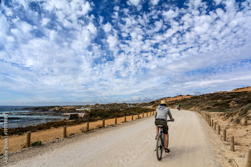 Radfahrer an der Küste bei Almograve, Portugal photo