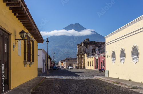 Ville d'Antigua Guatemala et volcan de Agua photo