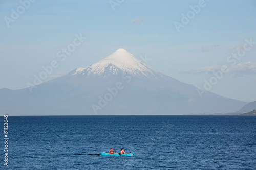 Chile, X Región, Puerto Varas, Kanufahrer im Hintergrund der Vulkan Osorno photo