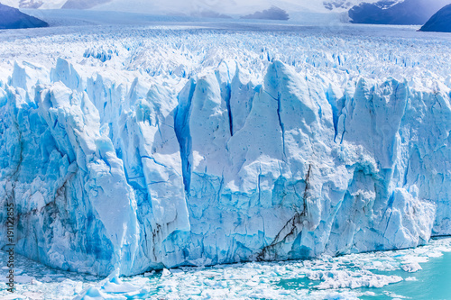 Argentinien, Santa Cruz, Lago Argentino, Die Abbruchkante des Perito Moreno Gletschers mit einer Höhe von 55-77m photo