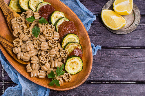 Brown pasta with vegetables