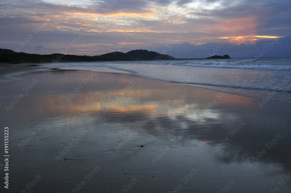 Fototapeta premium 夕暮れの砂浜