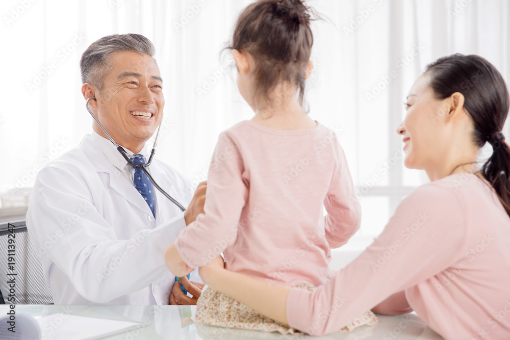 The little girl with her mother to see a doctor The little girl with her mother to see a doctor