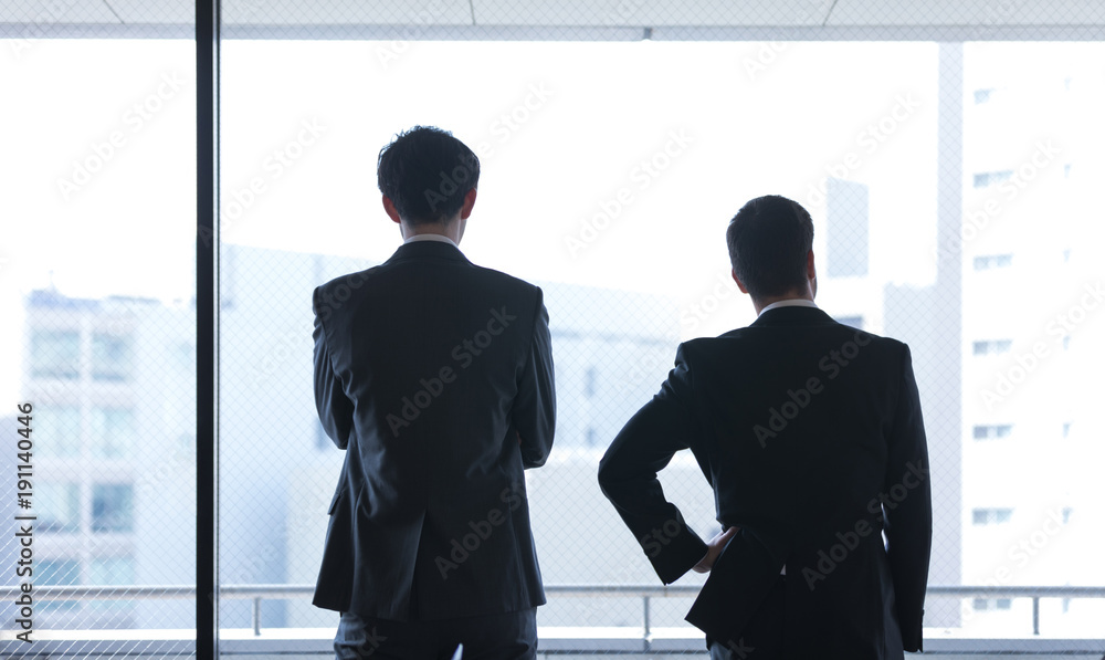 Fototapeta premium 男性二人のシルエット