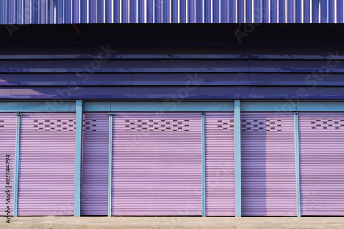 Foto Purple roller shutter doors closed, Purple metal garage door