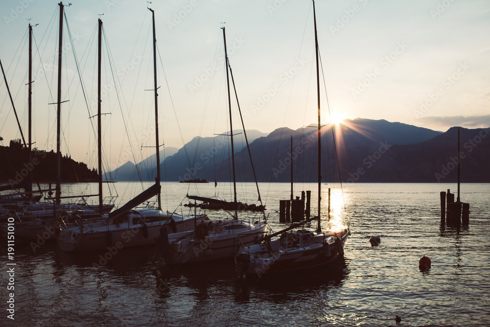 Segelboote am Steg im Sonnenuntergang