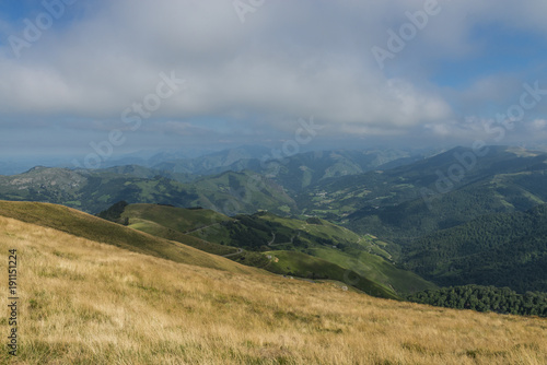 Promenade au col de Bagargui lprès des Chalets d’Iraty, dans les estives des Pyrénées.