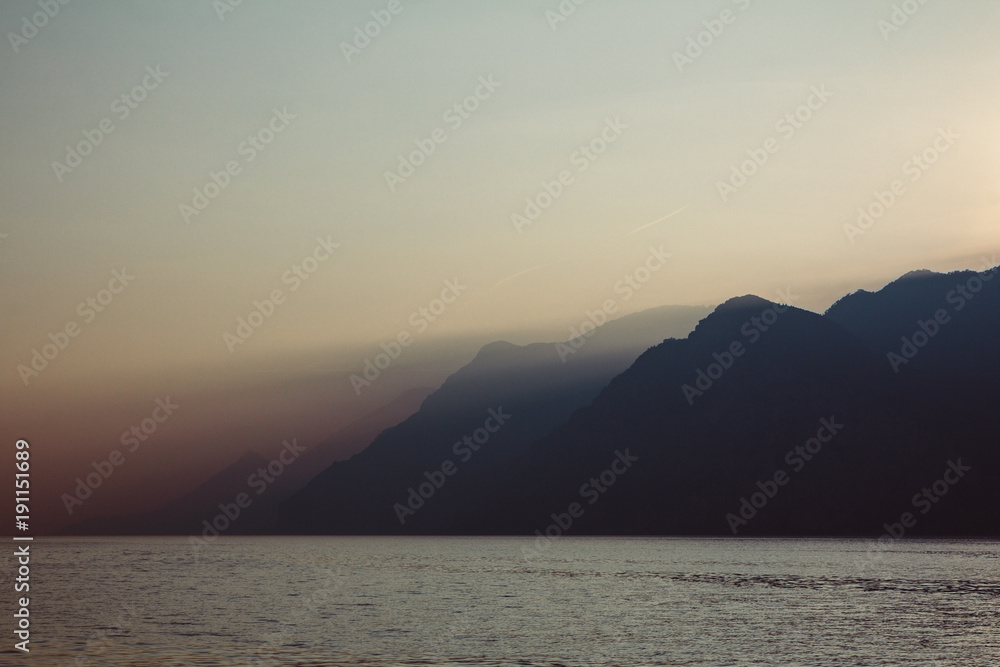 Berge am Gardasee im Sonnenuntergang