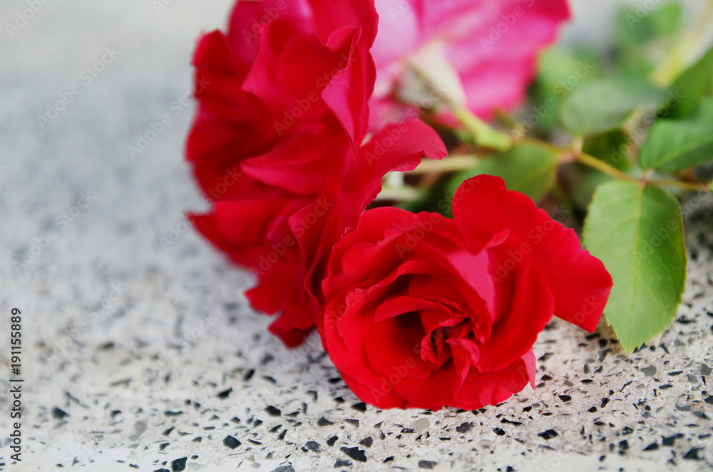 Naklejka premium Bouquet red rose on white marble background with copy space, concept of love and valentine's day.