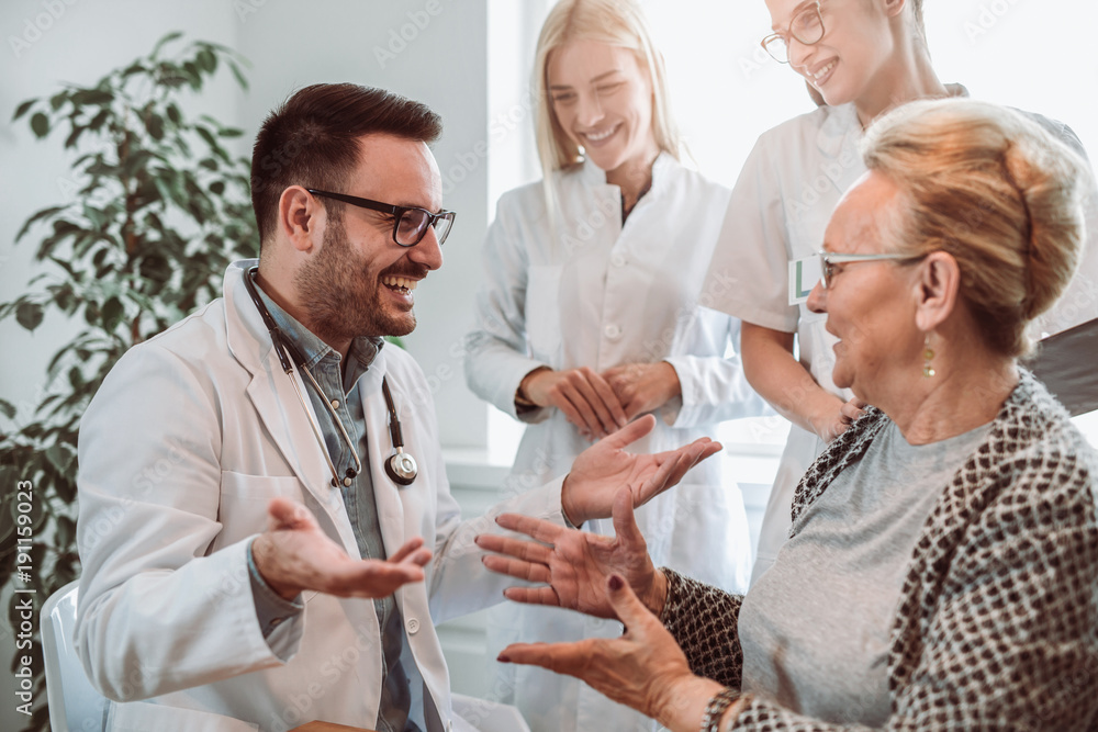 Obraz premium Group of young doctor during home visit senior people